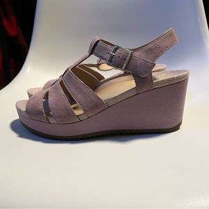 Worn once! Vionic leather wedges 9.5